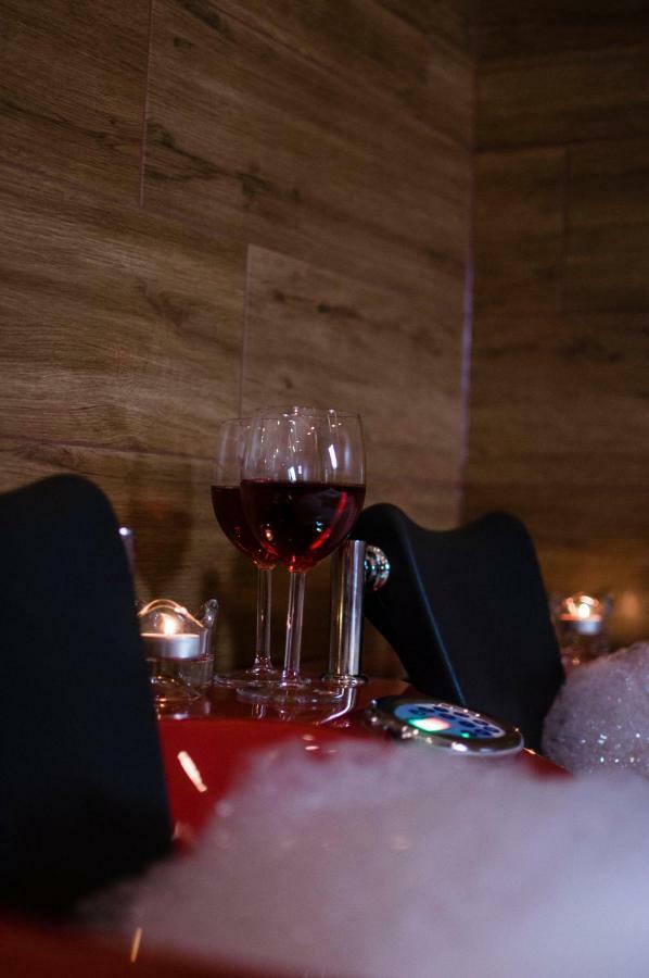 Jacuzzi Apartment Red Krakow Dış mekan fotoğraf
